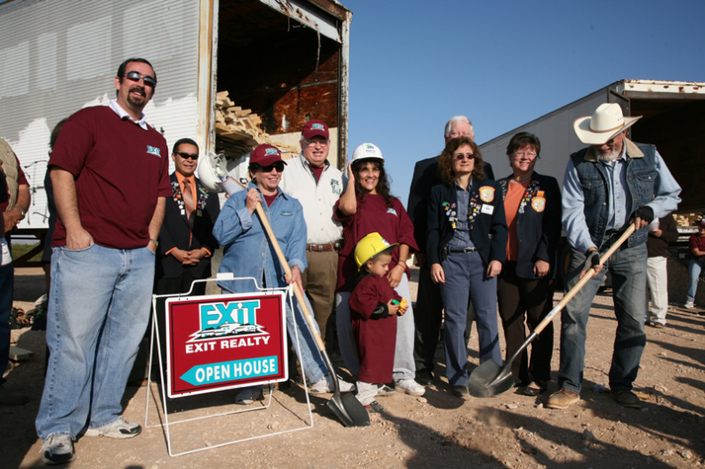 EXIT Realty _amp_ Habitat For Humanity_2008 10 27_7882.jpg